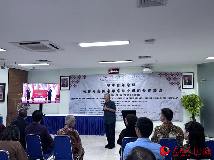 韓高路為與會(huì)嘉賓放映中印尼元首為雅萬高鐵正式開通運(yùn)營揭幕的場景。人民網(wǎng)記者 曹師韻攝