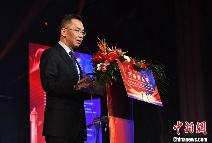 當(dāng)?shù)貢r(shí)間1月16日晚，以“共同向未來(lái)”為題的慶祝中法建交60周年大型文藝晚會(huì)在巴黎舉辦。中國(guó)駐法國(guó)大使盧沙野出席晚會(huì)并致辭。 <a target='_blank' href='/' _fcksavedurl='/'><p  align=