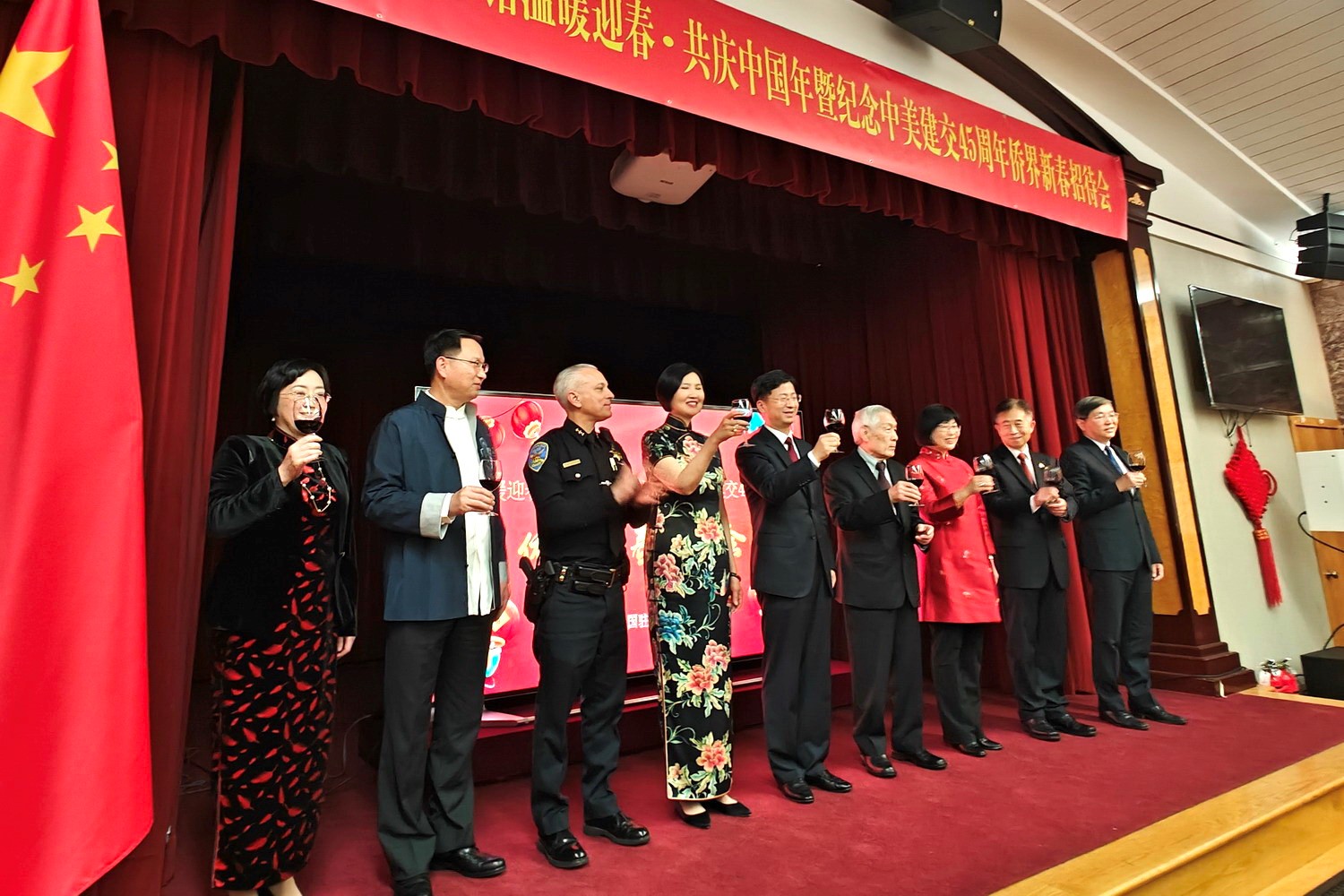 僑胞代表與駐舊金山總領(lǐng)館官員合影。主辦方供圖