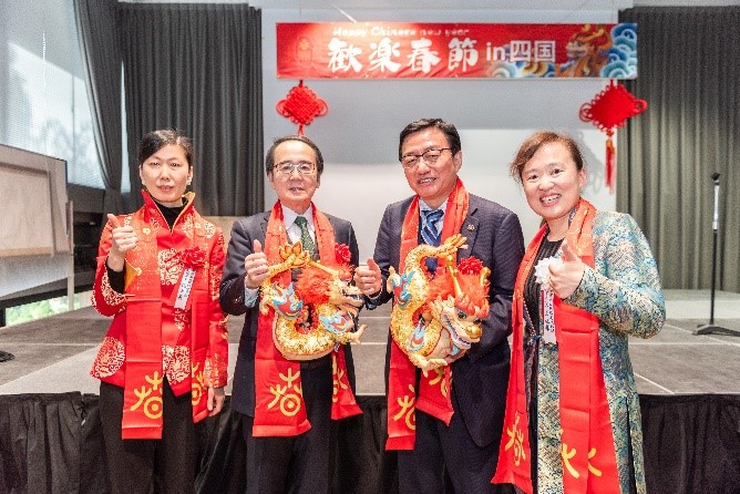 向池田知事、大西市長贈送“歡樂春節(jié)“吉祥龍。從左到右為魏有美副總領(lǐng)事、池田豊人知事、大西秀人市長、馬曉琛主任。中國駐大阪旅游辦事處供圖
