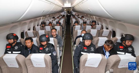 1月30日，白所成、白應(yīng)蒼、魏懷仁、劉正祥、劉正茂、徐老發(fā)等10名緬北重大犯罪嫌疑人在被押解回國的飛機(jī)上。新華社記者 殷剛 攝