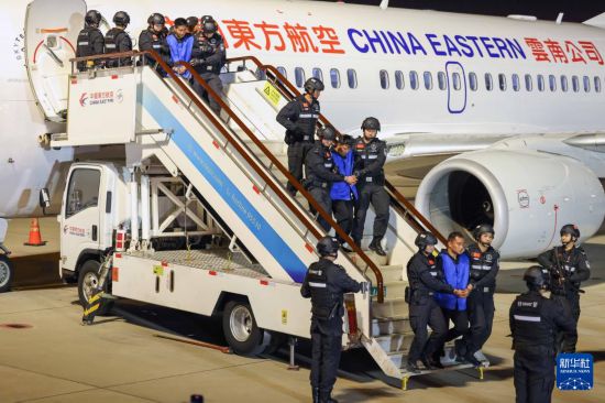 1月30日，在云南昆明長水機(jī)場，白所成、白應(yīng)蒼、魏懷仁、劉正祥、劉正茂、徐老發(fā)等10名緬北重大犯罪嫌疑人被我公安機(jī)關(guān)成功押解回國。新華社記者 殷剛 攝