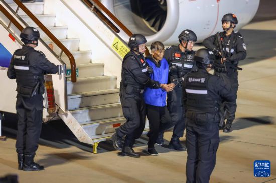 1月30日，在云南昆明長水機(jī)場，緬北重大犯罪嫌疑人白所成被我公安機(jī)關(guān)成功押解回國。新華社記者 殷剛 攝