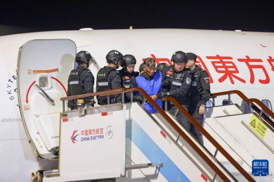 1月30日，在云南昆明長水機(jī)場，緬北重大犯罪嫌疑人白所成被我公安機(jī)關(guān)成功押解回國。新華社記者 殷剛 攝