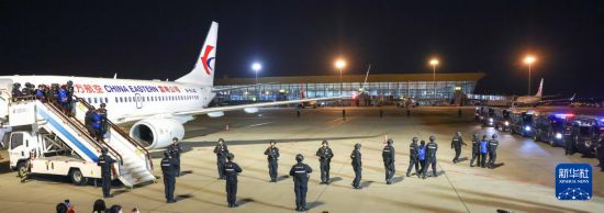 1月30日，在云南昆明長水機(jī)場，白所成、白應(yīng)蒼、魏懷仁、劉正祥、劉正茂、徐老發(fā)等10名緬北重大犯罪嫌疑人被我公安機(jī)關(guān)成功押解回國。新華社記者 殷剛 攝