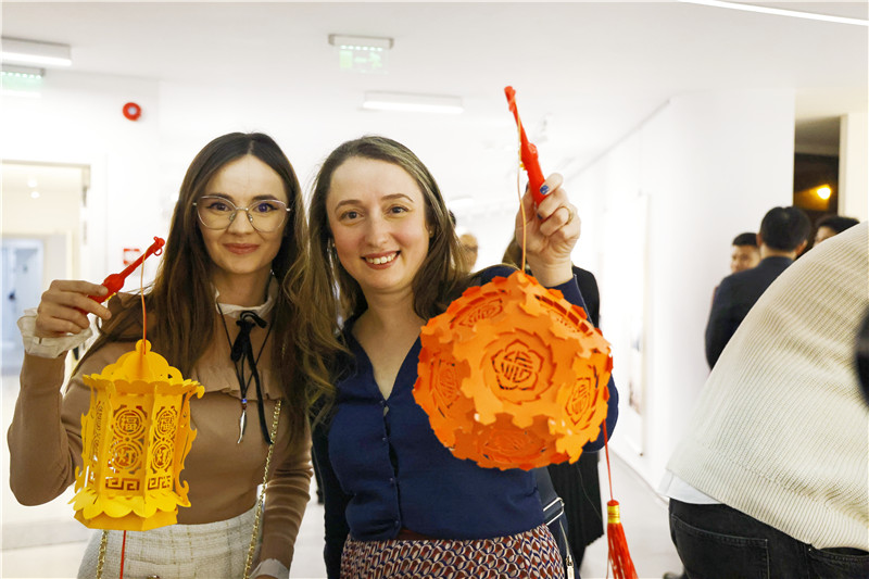 羅馬尼亞觀眾對泉州花燈愛不釋手。 布加勒斯特中國文化中心供圖