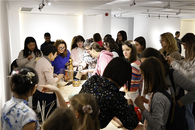 羅馬尼亞觀眾體驗安溪竹藤編技藝。 布加勒斯特中國文化中心供圖