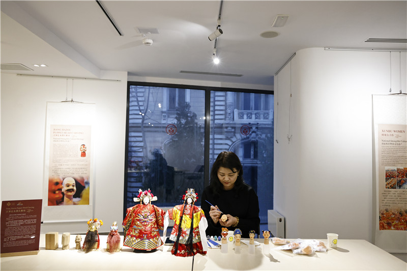 中國泉州的非遺大師制作江加走木偶頭雕刻。 布加勒斯特中國文化中心供圖_副本