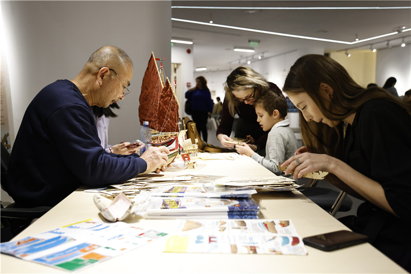 中國泉州非遺大師現(xiàn)場指導制作水密隔艙福船制造技藝。 布加勒斯特中國文化中心供圖