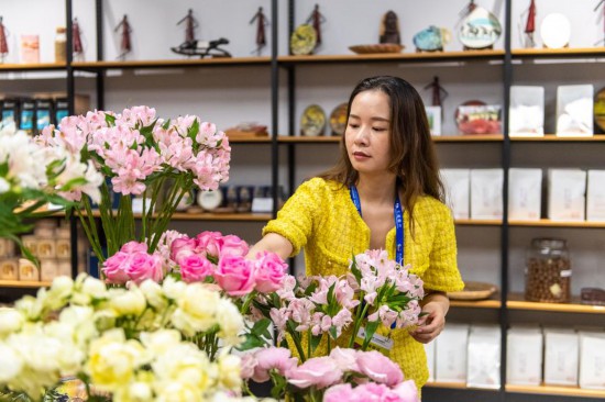 2023年7月1日，在位于湖南省長(zhǎng)沙市的湖南高橋大市場(chǎng)，中非經(jīng)貿(mào)博覽會(huì)常設(shè)展館展區(qū)肯尼亞館工作人員在整理產(chǎn)自非洲的鮮花。新華社記者 陳思汗 攝