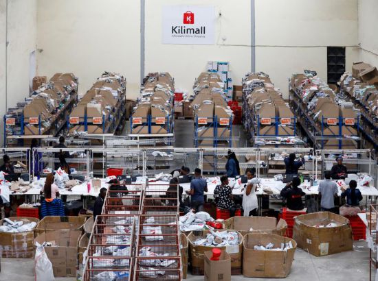 2023年11月11日，在肯尼亞姆洛隆戈，Kilimall員工在倉(cāng)庫(kù)內(nèi)工作。新華社記者 李亞輝 攝