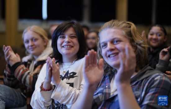 1月30日，在美國華盛頓州塔科馬市林肯中學(xué)，將于3月啟程赴華交流的林肯中學(xué)12年級學(xué)生蒙特塞拉特·羅梅羅-羅查（中）參加美國中學(xué)生赴華交流歡送儀式。新華社記者 吳曉凌 攝