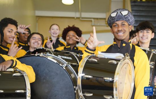 1月30日，在美國華盛頓州塔科馬市林肯中學(xué)，學(xué)校鼓樂隊(duì)準(zhǔn)備在美國中學(xué)生赴華交流歡送儀式上表演。新華社記者 吳曉凌 攝