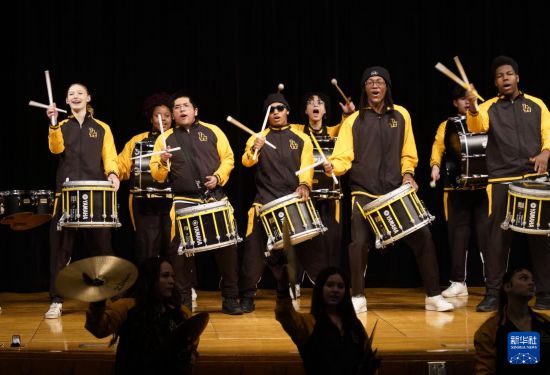 1月30日，在美國華盛頓州塔科馬市林肯中學(xué)，學(xué)校鼓樂隊(duì)在美國中學(xué)生赴華交流歡送儀式上表演。新華社記者 吳曉凌 攝