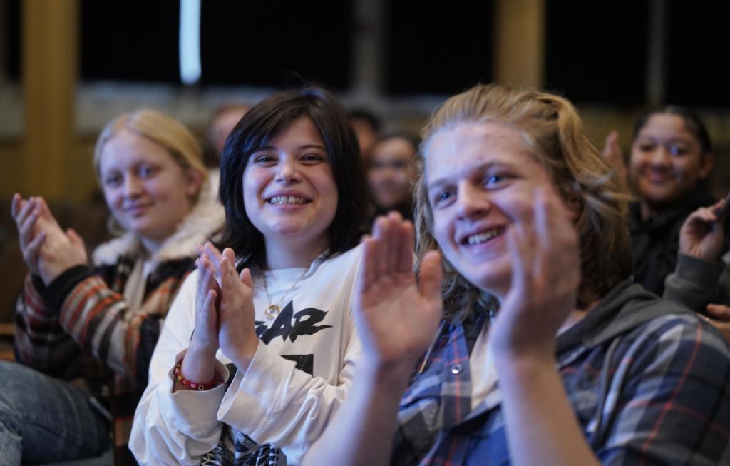 1月30日，在美國華盛頓州塔科馬市林肯中學(xué)，將于3月啟程赴華交流的林肯中學(xué)12年級學(xué)生蒙特塞拉特·羅梅羅-羅查（中）參加美國中學(xué)生赴華交流歡送儀式。新華社記者 吳曉凌 攝