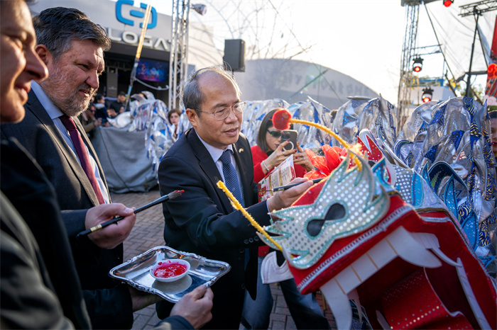 中國駐希臘大使館大使肖軍正與希方嘉賓為舞龍點睛?！吨邢r報》供圖