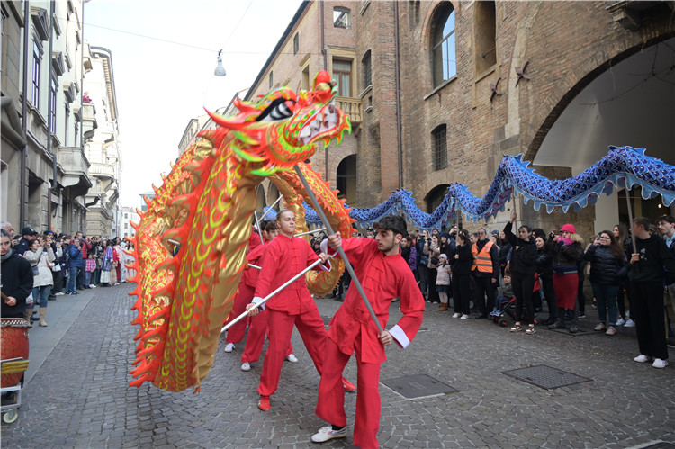 當?shù)匚湫g學院進行舞龍表演。張錫琪攝