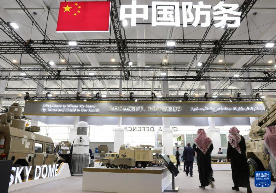 2月5日，在沙特阿拉伯利雅得，人們在中國展區(qū)參觀。新華社記者 王東震 攝