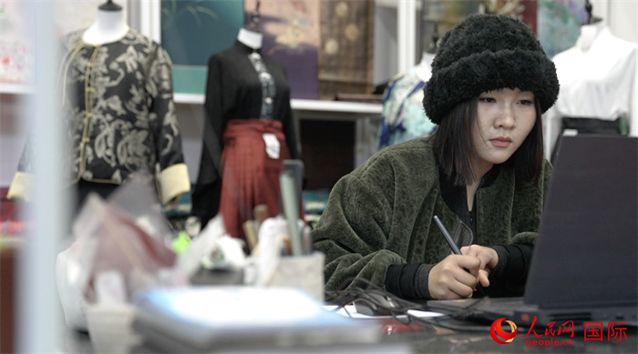 1月23日，在山東省菏澤市曹縣有愛云倉(cāng)直播基地，張子晨正在設(shè)計(jì)漢服。 人民網(wǎng)記者 袁蒙攝