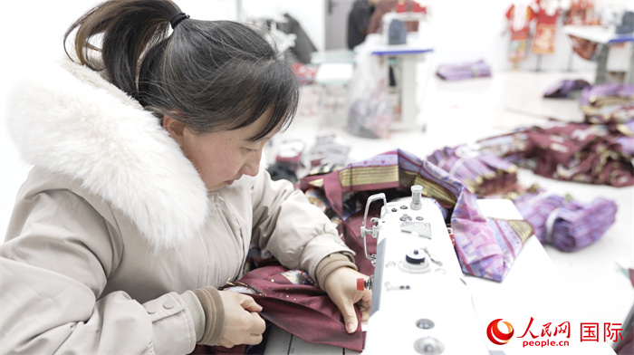 1月24日，在山東省菏澤市曹縣大集鎮(zhèn)云牧服飾有限公司，高燕正在縫制馬面裙。 人民網(wǎng)記者 袁蒙攝