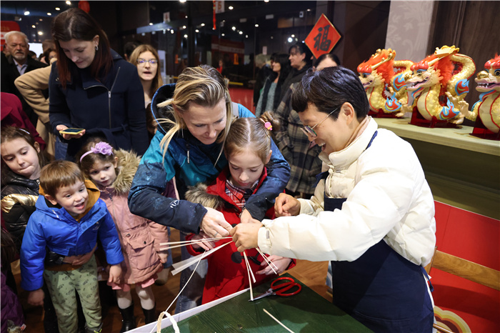 2024年“歡樂春節(jié)”《閩南風(fēng)情》文藝演出和泉州非物質(zhì)文化遺產(chǎn)展演2月6日在塞爾維亞斯梅代雷沃文化中心舉行。圖為當(dāng)?shù)孛癖婓w驗中國非遺手工藝。 貝爾格萊德中國文化中心供圖