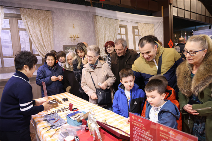 2024年“歡樂春節(jié)”《閩南風(fēng)情》文藝演出和泉州非物質(zhì)文化遺產(chǎn)展演2月6日在塞爾維亞斯梅代雷沃文化中心舉行。圖為當(dāng)?shù)孛癖婓w驗中國非遺手工藝。 貝爾格萊德中國文化中心供圖