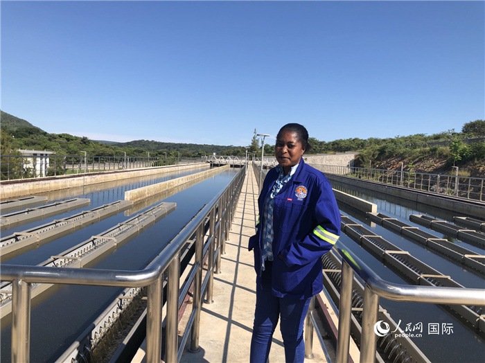 總經(jīng)理琳達在向記者介紹情況。人民網(wǎng)記者 黃培昭攝.