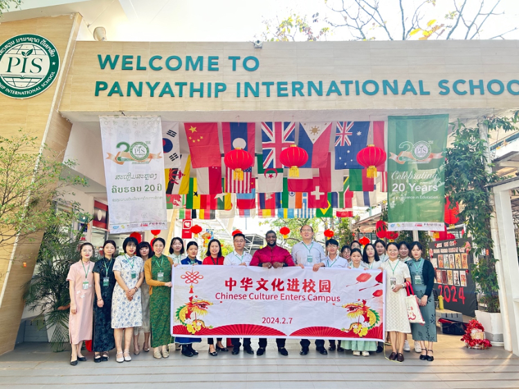 駐老撾使館政治處主任杜長(zhǎng)青與白云碧國(guó)際學(xué)校校方、參會(huì)志愿者教師合影?；顒?dòng)主辦方供圖