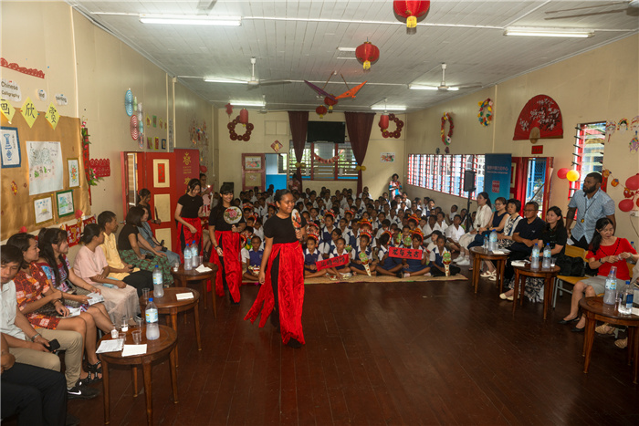 中華學(xué)校學(xué)生表演扇子舞。