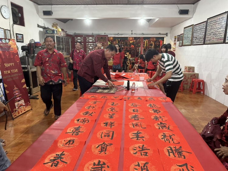 茍皓東為華人朋友現(xiàn)場寫春聯(lián)送福字。巴陵康孔子學(xué)院供圖