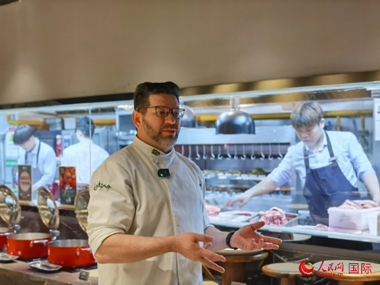 巴西主廚路易斯。人民網(wǎng)記者 魯揚攝