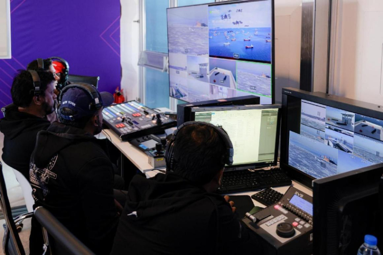 工作人員在監(jiān)控比賽。主辦方供圖