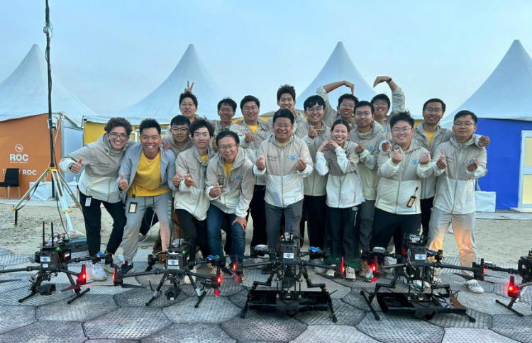 飛鷹隊(duì)部分隊(duì)員在賽后合影。北京理工大學(xué)供圖