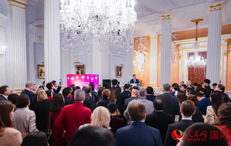 圖為2024 年倫敦金融城中國(guó)新年慈善酒會(huì)現(xiàn)場(chǎng)。人民網(wǎng) 郭錦標(biāo)攝