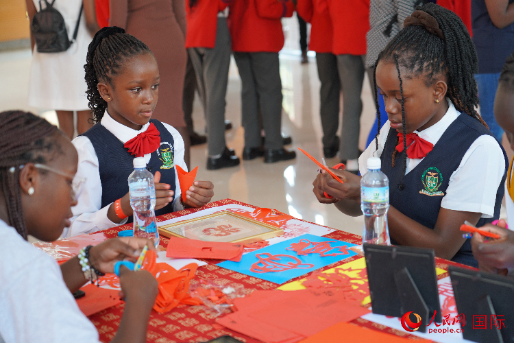 學(xué)生在體驗剪窗花。人民網(wǎng)記者 黃煒鑫攝