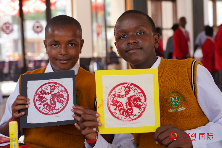 學(xué)生展示拓印作品。人民網(wǎng)記者 黃煒鑫攝