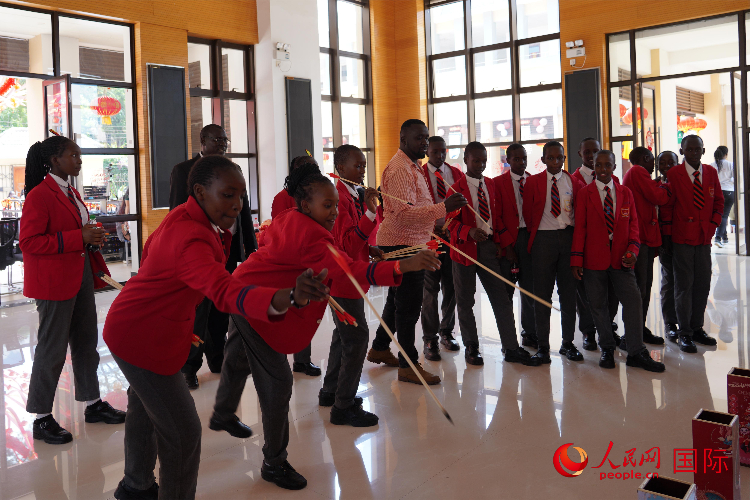 師生在體驗投壺游戲。人民網(wǎng)記者 黃煒鑫攝