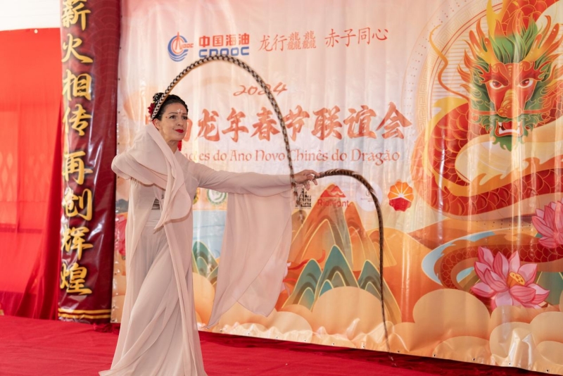 巴西藝術(shù)家表演中國舞。里約天主教大學(xué)孔子學(xué)院供圖