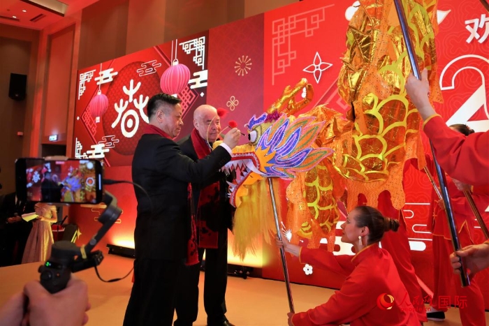 張漢暉（左）、施威特科（右）共同為彩龍點睛。于子恒攝