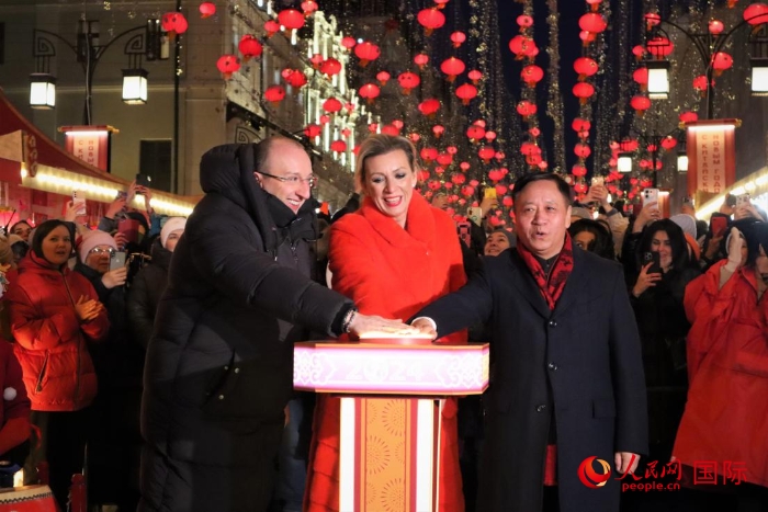 張漢暉、扎哈羅娃、科茲洛夫（從右至左）共同按下活動啟動按鈕。于子恒攝