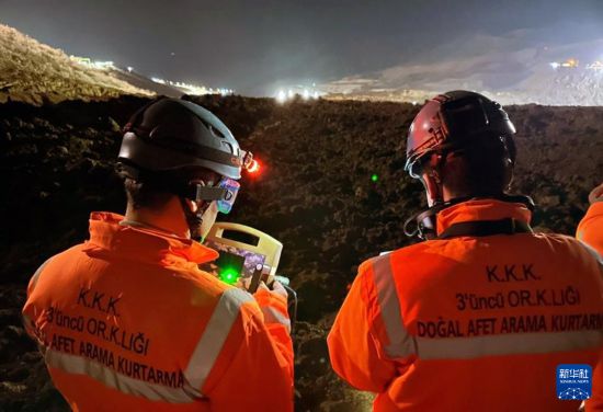 2月13日，救援人員在土耳其東部埃爾津詹省伊利奇區(qū)礦難現(xiàn)場工作。新華社發(fā)（穆斯塔法·卡亞攝）