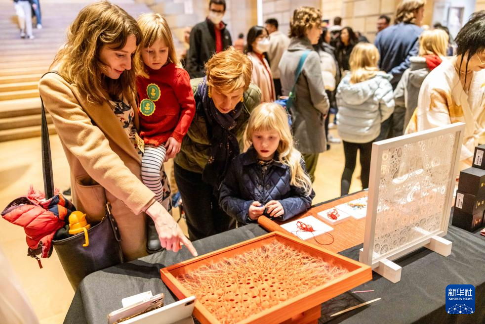 2月11日，參觀者在美國(guó)費(fèi)城藝術(shù)博物館舉行的龍年迎新春活動(dòng)上觀看刺繡作品。新華社發(fā)（周煥新攝）