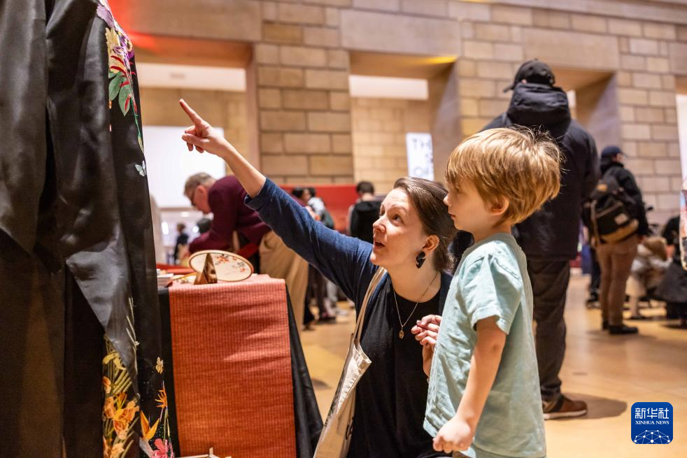 2月11日，參觀者在美國(guó)費(fèi)城藝術(shù)博物館舉行的龍年迎新春活動(dòng)上觀看中國(guó)傳統(tǒng)服飾。新華社發(fā)（周煥新攝）