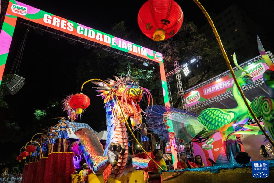 這是2月14日凌晨在巴西貝洛奧里藏特拍攝的“城市花園”舞校的花車。新華社記者 王天聰攝