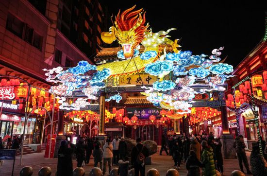 2月11日，游客在沈陽中街游覽。春節(jié)期間，各地?zé)艋痂?、火樹銀花，呈現(xiàn)出一幕幕流光溢彩的視覺盛宴。（新華社記者潘昱龍攝）