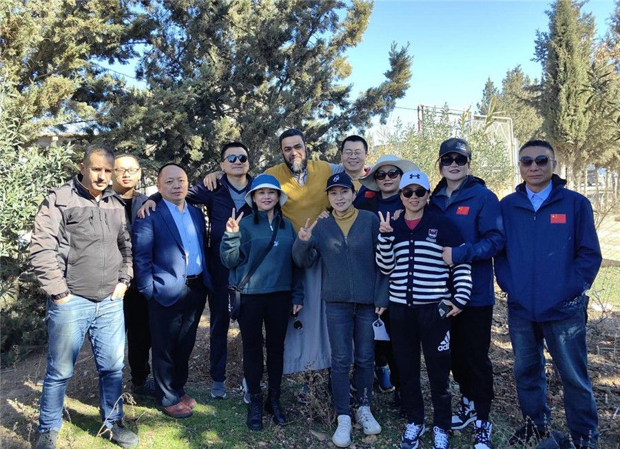 中國醫(yī)生們與穆罕默德一家人合影留念。中國第28批援阿爾及利亞醫(yī)療隊(duì)塞地夫分隊(duì)供圖