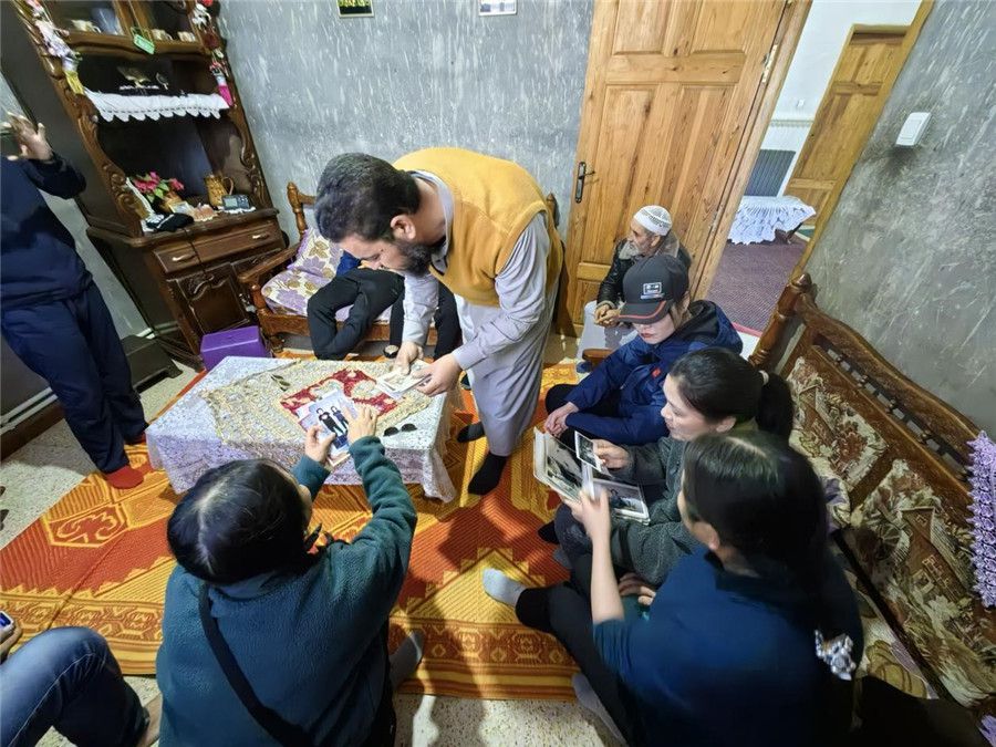 穆罕默德醫(yī)生講述與中國醫(yī)生結(jié)緣的老照片。中國第28批援阿爾及利亞醫(yī)療隊(duì)塞地夫分隊(duì)供圖