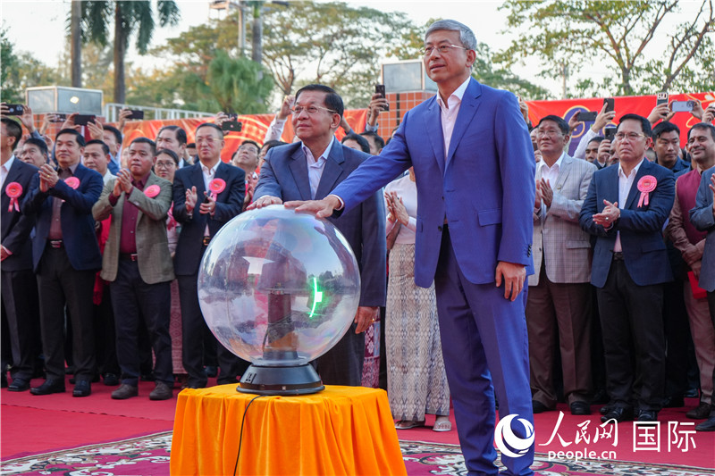 敏昂萊主席和陳海大使在中方援建和改造升級(jí)的仰光杜溫納國(guó)家體育館前共同按亮水晶球，啟動(dòng)“錦繡唐人街”新春慶典-人民網(wǎng)記者謝佳君攝