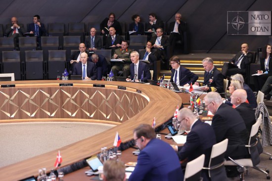 這是2月15日在比利時布魯塞爾拍攝的北約防長會現(xiàn)場。為期一天的北約成員國國防部長會議15日在比利時首都布魯塞爾結(jié)束。會議就加強北約的威懾和防御以及對烏克蘭的支持等問題展開討論。新華社記者趙丁喆攝