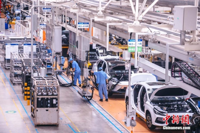 資料圖：工人在新能源汽車生產(chǎn)線上作業(yè)。李南軒 攝